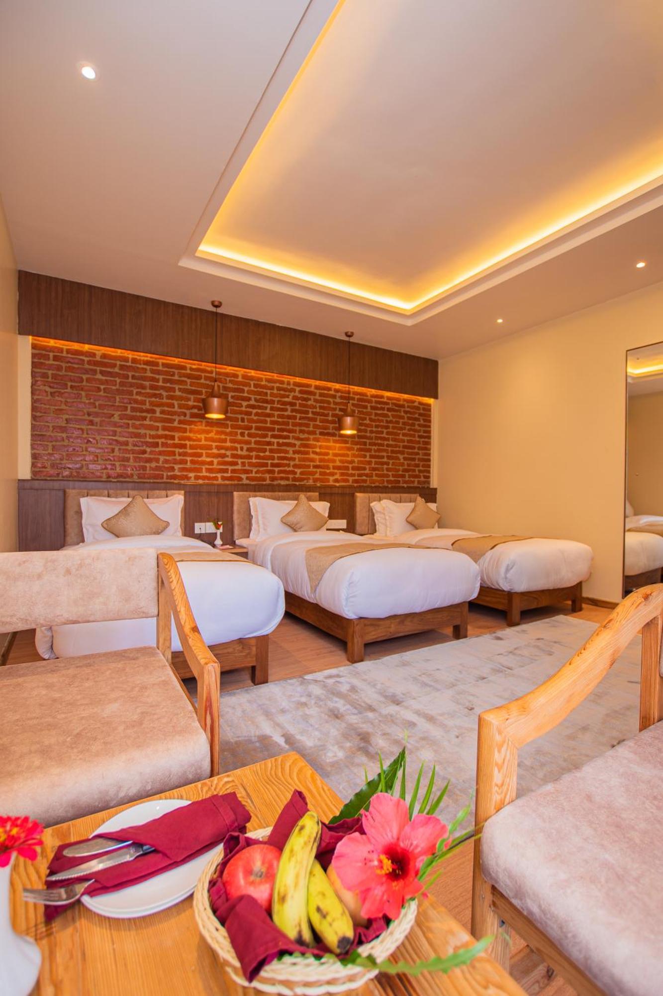 Temple Himalaya Hotel & Spa Pokhara Buitenkant foto