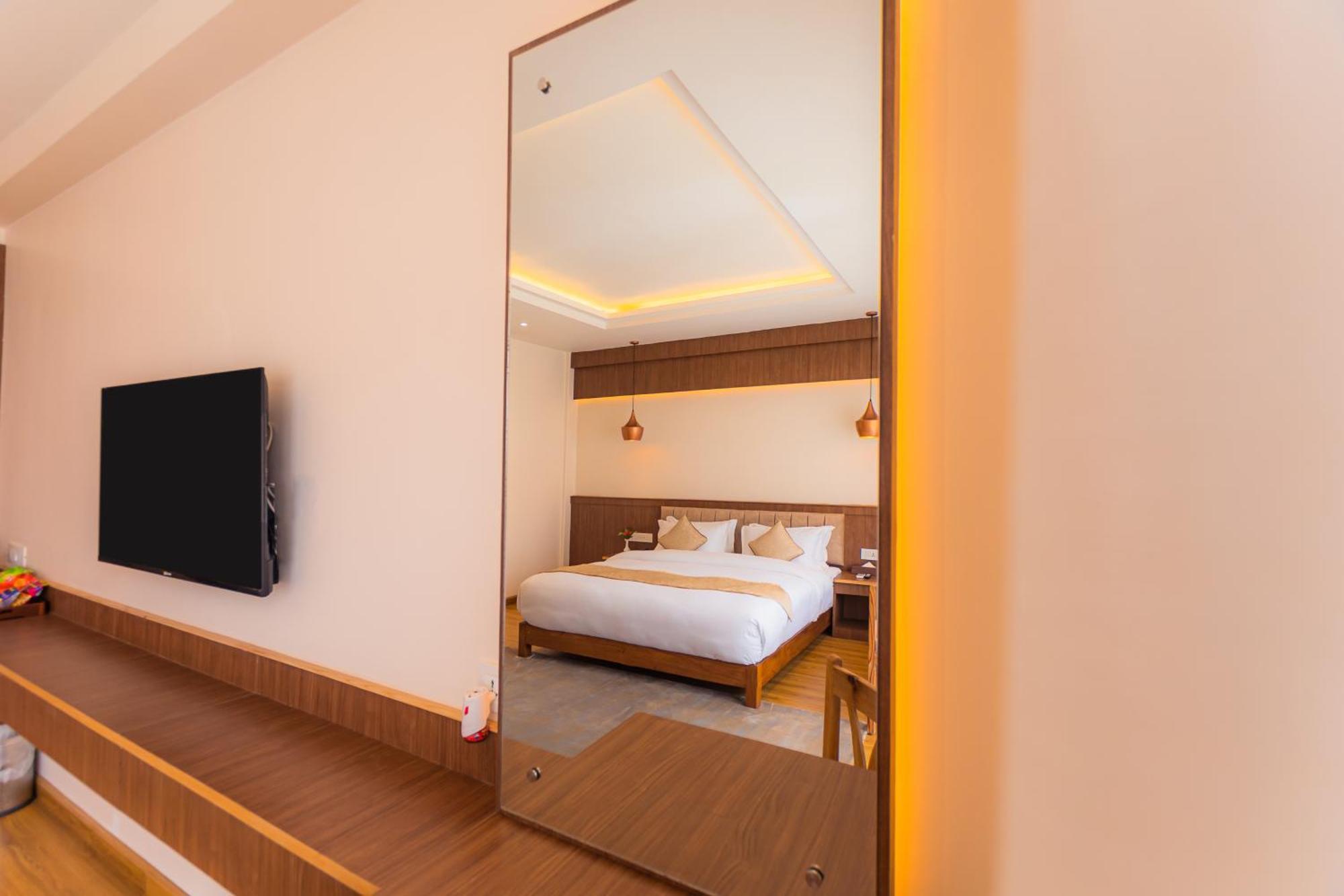 Temple Himalaya Hotel & Spa Pokhara Buitenkant foto