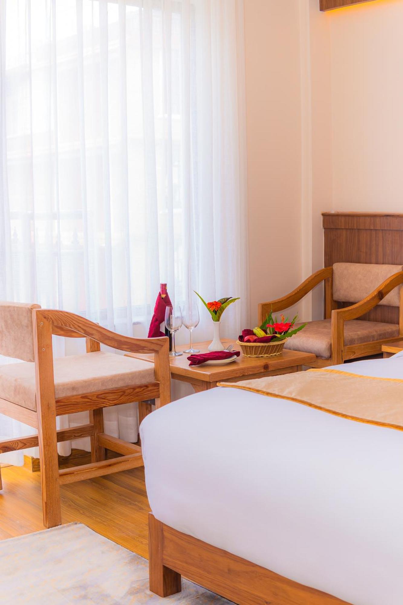 Temple Himalaya Hotel & Spa Pokhara Buitenkant foto