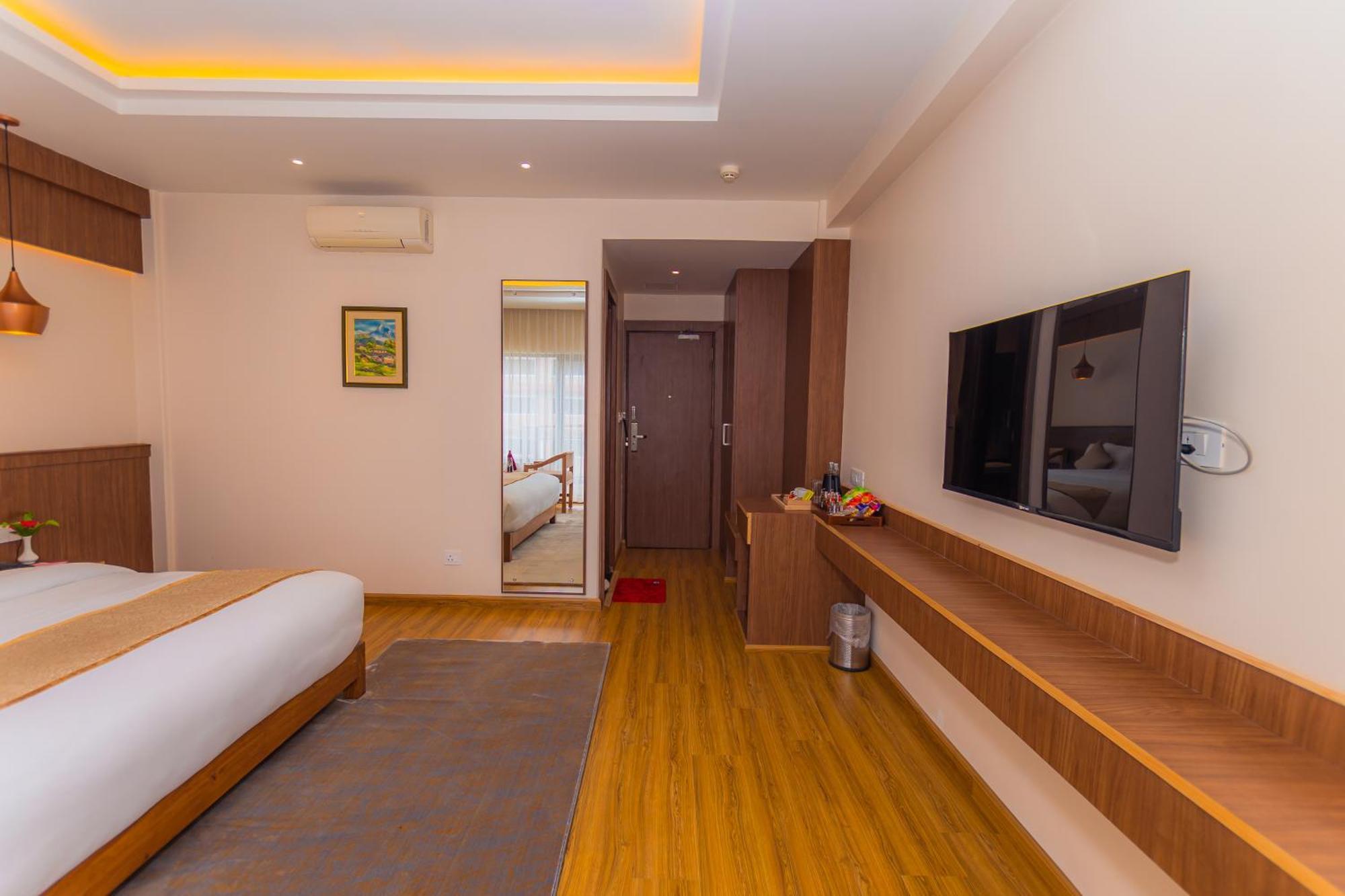 Temple Himalaya Hotel & Spa Pokhara Buitenkant foto