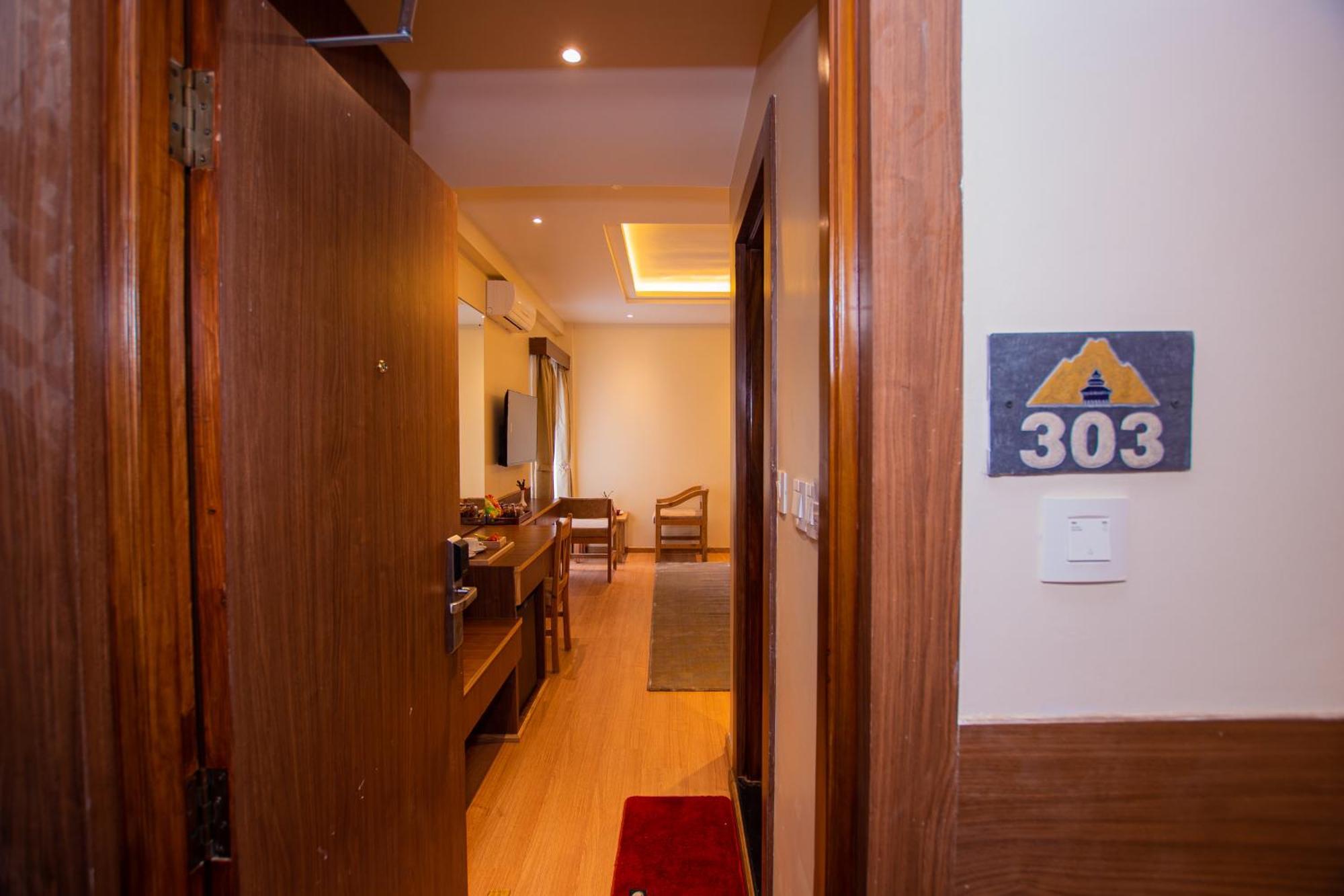 Temple Himalaya Hotel & Spa Pokhara Buitenkant foto