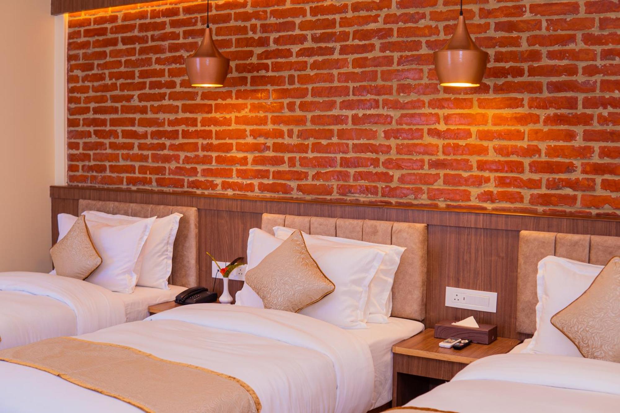 Temple Himalaya Hotel & Spa Pokhara Buitenkant foto