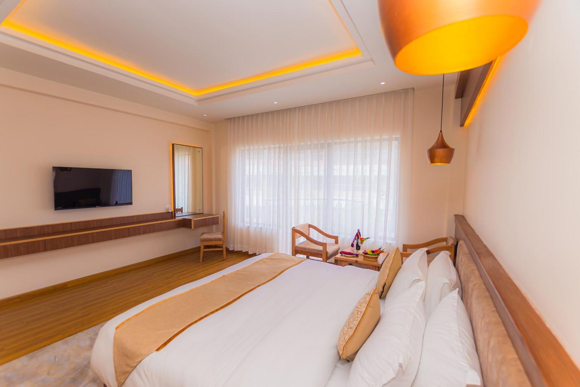 Temple Himalaya Hotel & Spa Pokhara Buitenkant foto