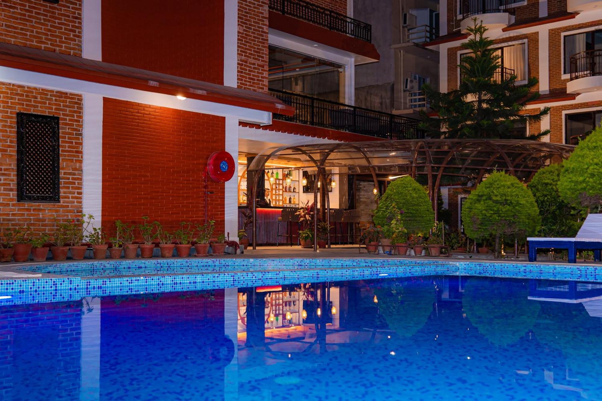 Temple Himalaya Hotel & Spa Pokhara Buitenkant foto