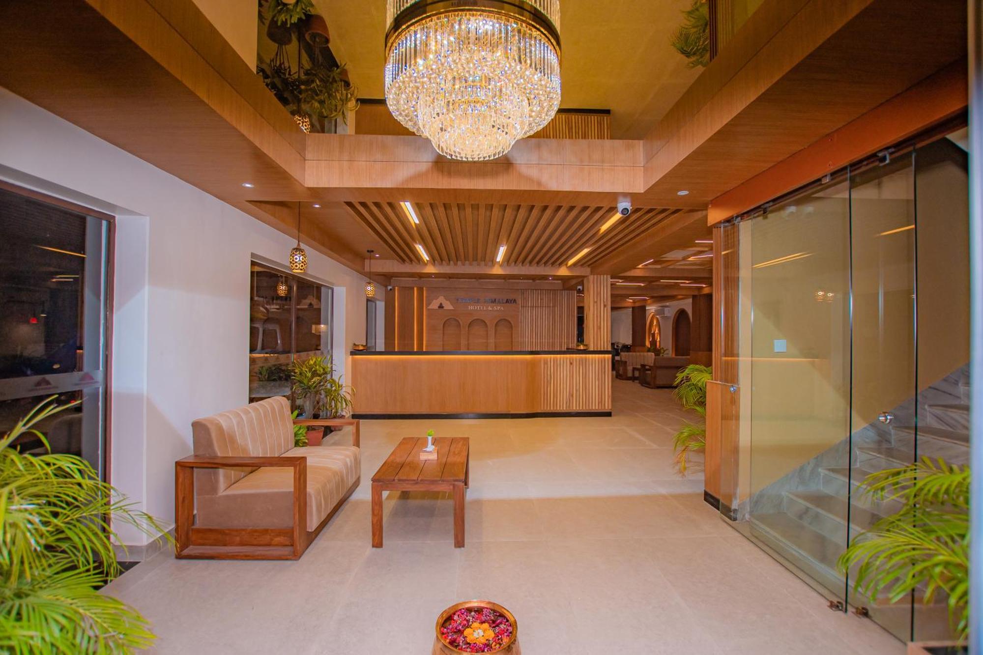 Temple Himalaya Hotel & Spa Pokhara Buitenkant foto