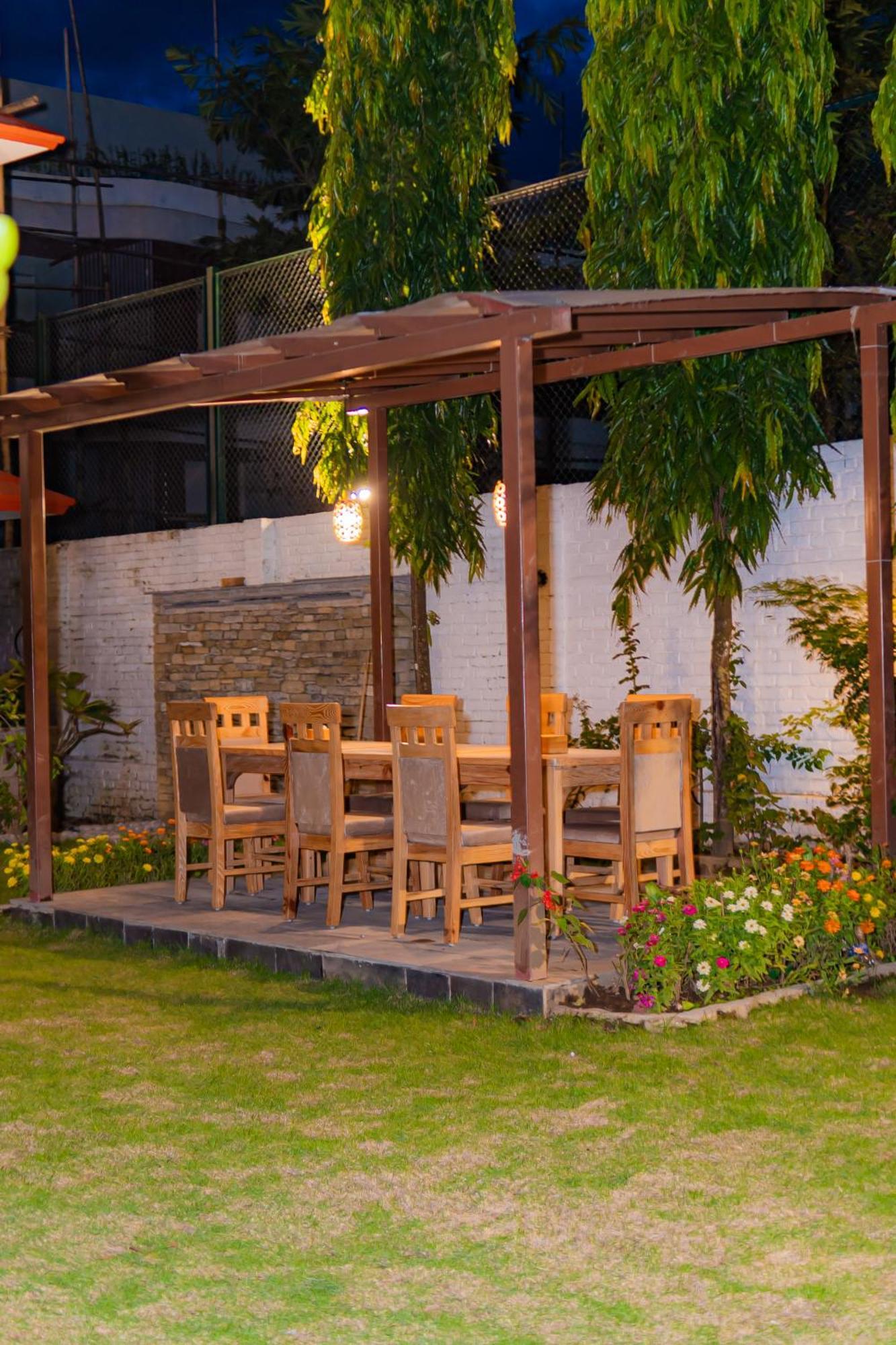 Temple Himalaya Hotel & Spa Pokhara Buitenkant foto