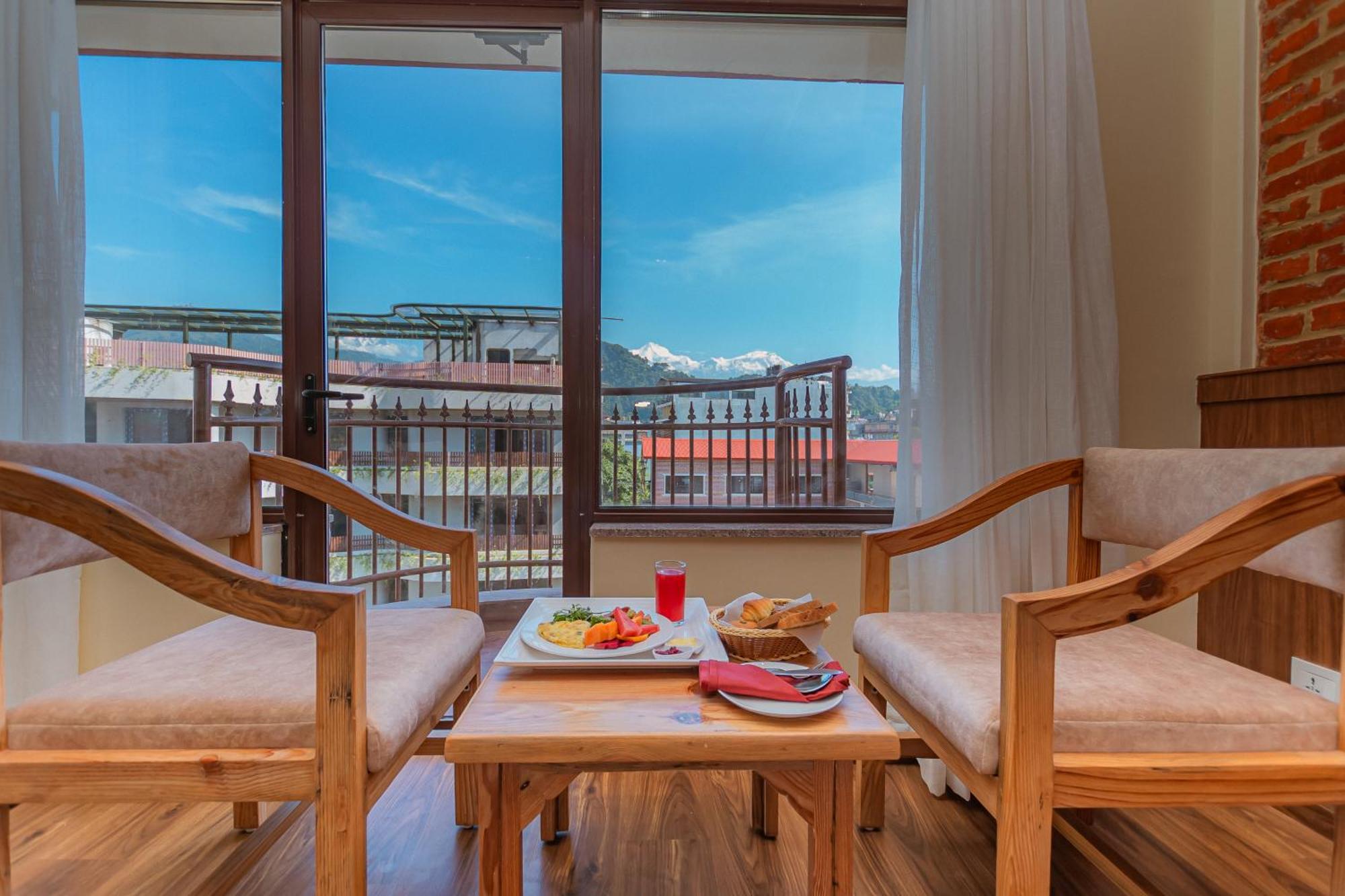 Temple Himalaya Hotel & Spa Pokhara Buitenkant foto