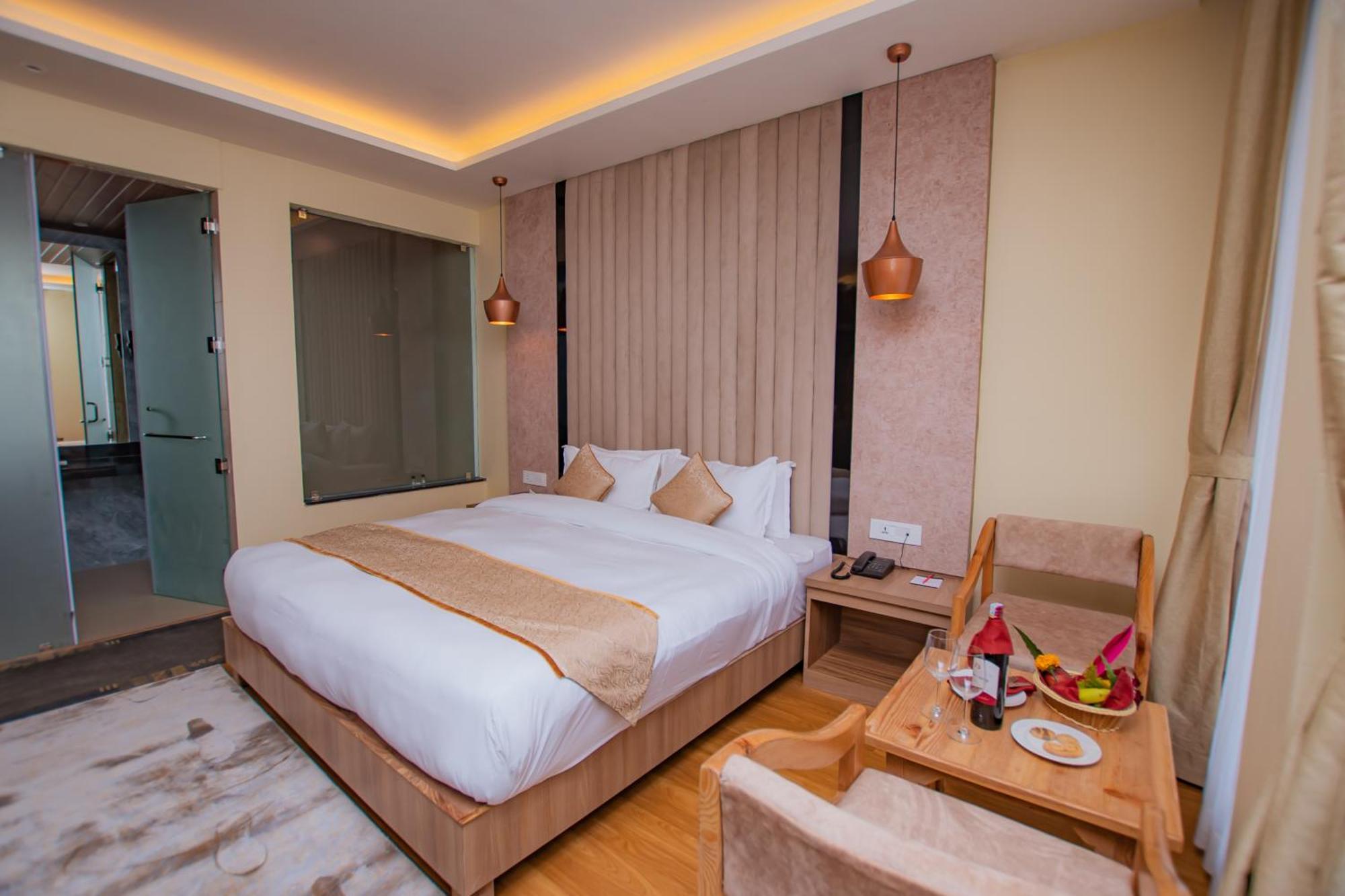 Temple Himalaya Hotel & Spa Pokhara Buitenkant foto