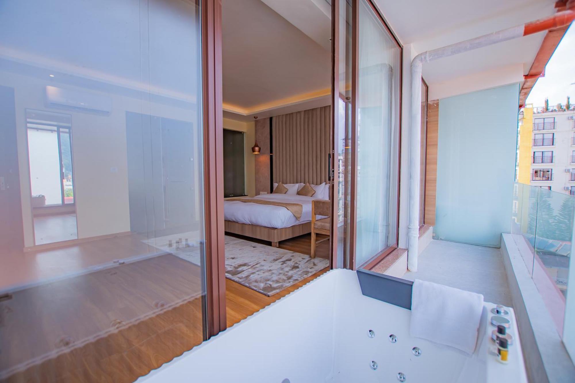 Temple Himalaya Hotel & Spa Pokhara Buitenkant foto